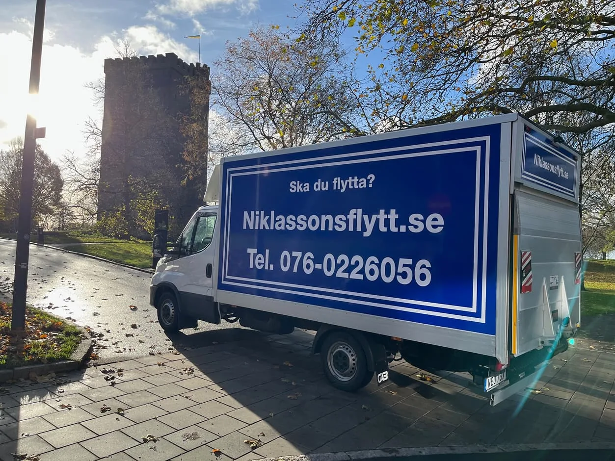 Flyttbilen framför Kärnan i Helsingborg